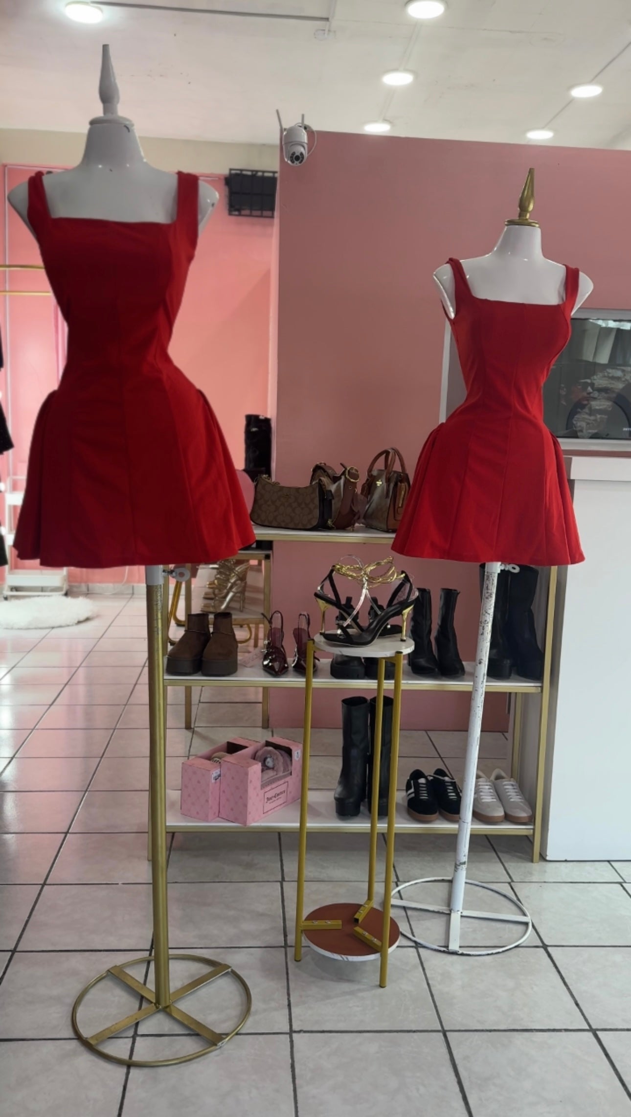 Vestido rojo con escote cuadrado